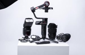 Read more about the article Watching Their Dust: Photographing Players in Pollination